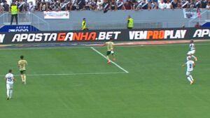 Emerson Rodríguez, Vasco, cruza a bola para a área do Palmeiras. Ela desvia no braço do lateral Vanderlan