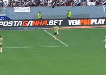 Emerson Rodríguez, Vasco, cruza a bola para a área do Palmeiras. Ela desvia no braço do lateral Vanderlan