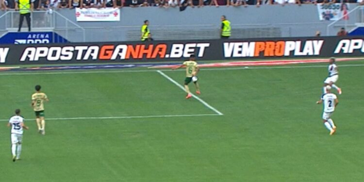 Emerson Rodríguez, Vasco, cruza a bola para a área do Palmeiras. Ela desvia no braço do lateral Vanderlan