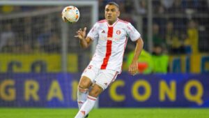 Gabriel Mercado, zagueiro do Internacional, domina a bola durante jogo contra o Rosario Central-ARG