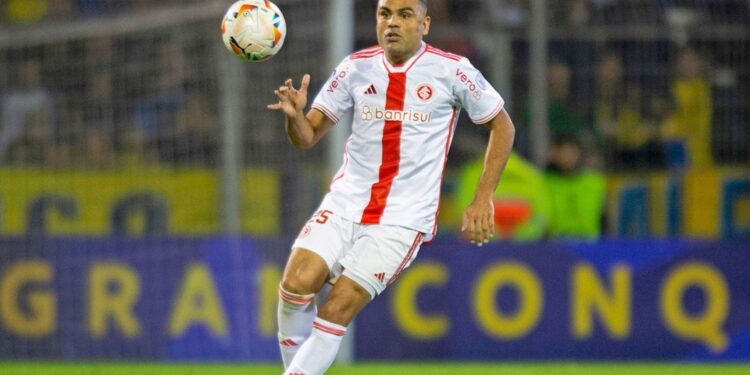 Gabriel Mercado, zagueiro do Internacional, domina a bola durante jogo contra o Rosario Central-ARG