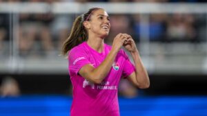 A atacante Alex Morgan, vencedora de duas Copas do Mundo Femininas e medalhista de ouro olímpica com a seleção dos Estados Unidos, anunciou nesta quinta-feira (5) sua aposentadoria do futebol profissional.