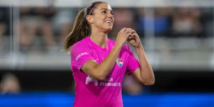 A atacante Alex Morgan, vencedora de duas Copas do Mundo Femininas e medalhista de ouro olímpica com a seleção dos Estados Unidos, anunciou nesta quinta-feira (5) sua aposentadoria do futebol profissional.
