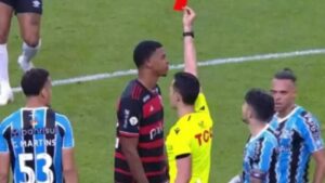 Atacante do Flamengo Carlinhos é expulso após agressão contra Walter Kannemann, do Grêmio