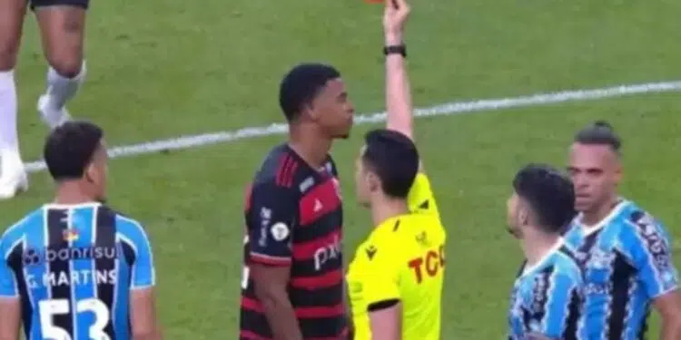 Atacante do Flamengo Carlinhos é expulso após agressão contra Walter Kannemann, do Grêmio