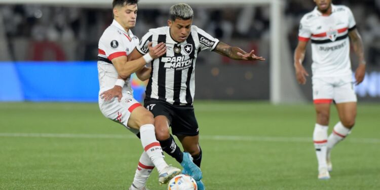 Matheus Martins, do Botafogo, disputa a bola com Damián Bobadilla, do São Paulo, na partida de ida das quartas de final da Libertadores, no Nilton Santos