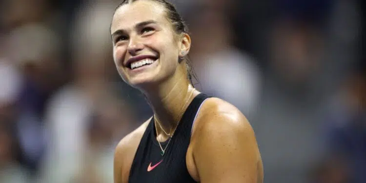 Pelo segundo ano seguido, Aryna Sabalenka está na final do US Open. A tenista bielorrussa, atual número 2 do mundo, confirmou seu favoritismo nesta quinta-feira ao vencer a americana Emma Navarro (#12) por 6-3 e 7-6(2), garantindo sua volta à decisão do Grand Slam.