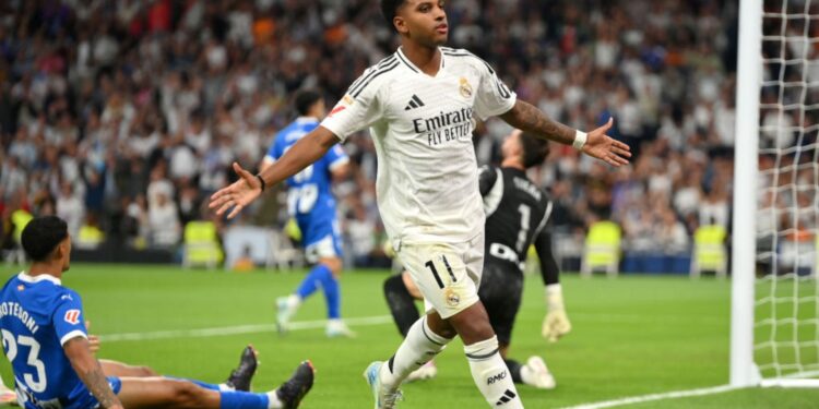 Rodrygo, do Real Madrid, comemora o terceiro gol do Real Madrid em partida contra o Alavés, válida por La Liga