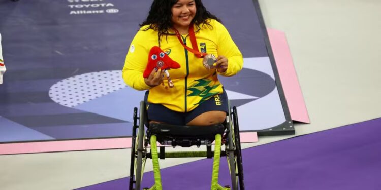 A halterofilista amazonense Maria de Fátima Castro, de 30 anos, brilhou ao conquistar a medalha de bronze na categoria até 67kg, em uma emocionante disputa realizada na Arena La Chapelle.