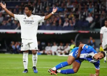 Endrick reclama de falta marcada em cima do lateral Mouriño