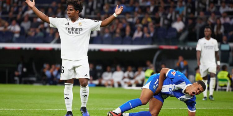 Endrick reclama de falta marcada em cima do lateral Mouriño