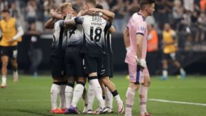 Jogadores do Corinthians se abraçam e comemoram o terceiro gol em partida contra o Fortaleza