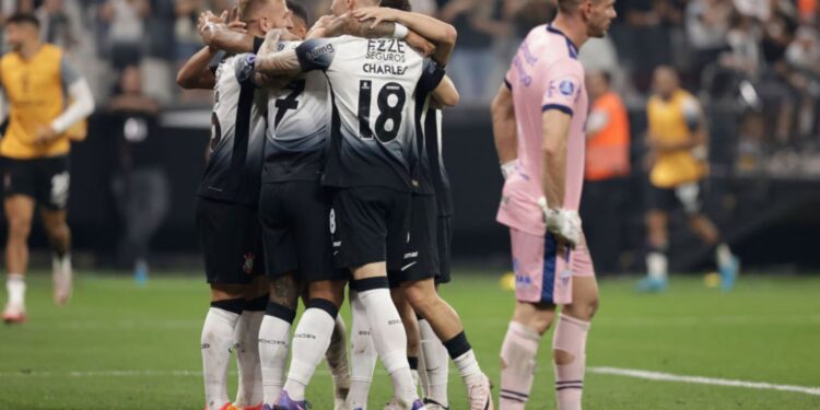 Jogadores do Corinthians se abraçam e comemoram o terceiro gol em partida contra o Fortaleza