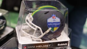 Em meio aos preparativos para a primeira partida da NFL no Brasil, a liga estadunidense e o Brasileirão decidiram criar uma ação inédita: reimaginar os capacetes dos 20 clubes da Série A do Campeonato Brasileiro como se fossem franquias da NFL.
