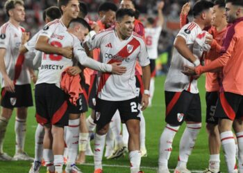 Jogadores do River Plate se reúnem ao fim a partida e comemoram classificação