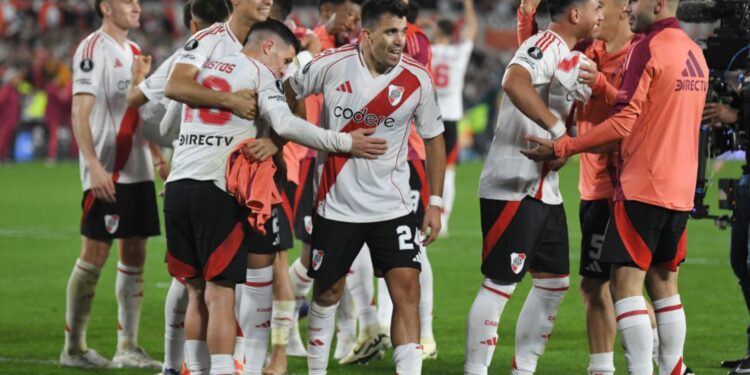 Jogadores do River Plate se reúnem ao fim a partida e comemoram classificação