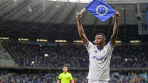 O Cruzeiro confirmou a venda do atacante Arthur Gomes para o Dinamo Moscou, da Rússia, por R$ 36 milhões, com a possibilidade de o valor chegar a R$ 42 milhões, dependendo de metas estipuladas no contrato.