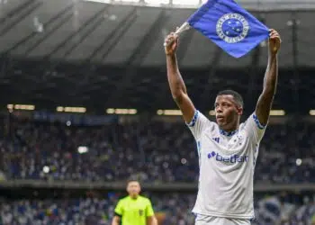 O Cruzeiro confirmou a venda do atacante Arthur Gomes para o Dinamo Moscou, da Rússia, por R$ 36 milhões, com a possibilidade de o valor chegar a R$ 42 milhões, dependendo de metas estipuladas no contrato.