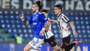 Lautaro Díaz, jogador do Cruzeiro, disputa posição com Iván Ramírez, do Libertad