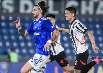 Lautaro Díaz, jogador do Cruzeiro, disputa posição com Iván Ramírez, do Libertad
