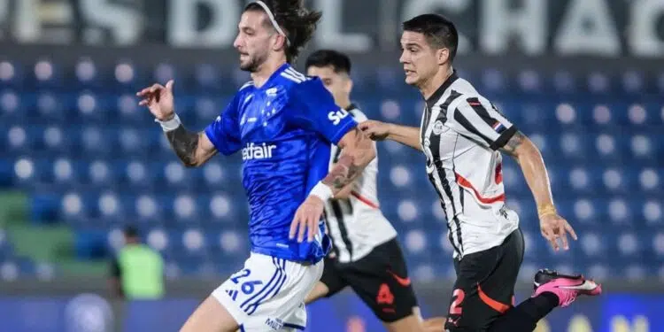 Lautaro Díaz, jogador do Cruzeiro, disputa posição com Iván Ramírez, do Libertad