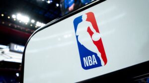 Logo da NBA é exibido antes de jogo entre Detroit Pistons e Charlotte Hornets