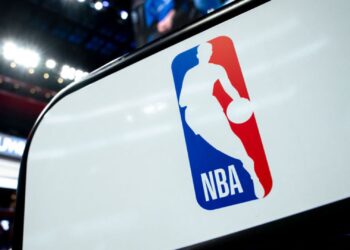 Logo da NBA é exibido antes de jogo entre Detroit Pistons e Charlotte Hornets