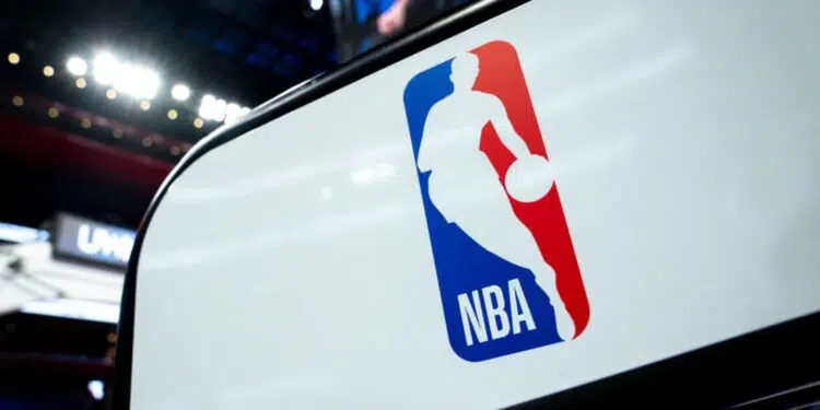 Logo da NBA é exibido antes de jogo entre Detroit Pistons e Charlotte Hornets