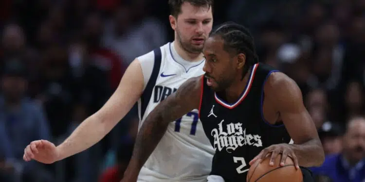 Kawhi Leonard, do Los Angeles Clippers, disputa a bola com Luka Doncic, o Dallas Mavericks, no jogo dois do primeiro round dos playoffs