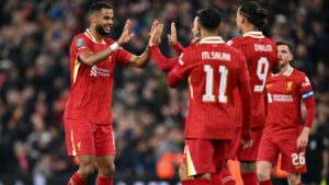 Cody Gakpo, atacante do Liverpool, comemora o quarto gol da equipe com seus companheiros
