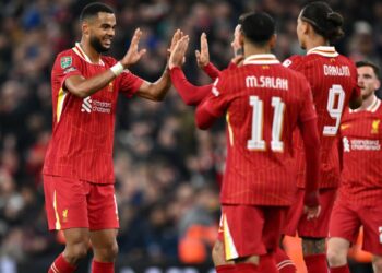 Cody Gakpo, atacante do Liverpool, comemora o quarto gol da equipe com seus companheiros