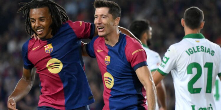 Robert Lewandowski, atacante do Barcelona, comemora o gol marcado com Jules Koundé