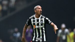 Deyverson, do Atlético-MG, celebra seu segundo gol na partida contra o Fluminense pela Libertadores