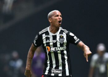 Deyverson, do Atlético-MG, celebra seu segundo gol na partida contra o Fluminense pela Libertadores