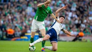 A seleção da Irlanda tentou, mas não conseguiu superar a Inglaterra na estreia de ambas as equipes na fase de grupos da Série B da Liga das Nações.