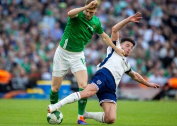 A seleção da Irlanda tentou, mas não conseguiu superar a Inglaterra na estreia de ambas as equipes na fase de grupos da Série B da Liga das Nações.