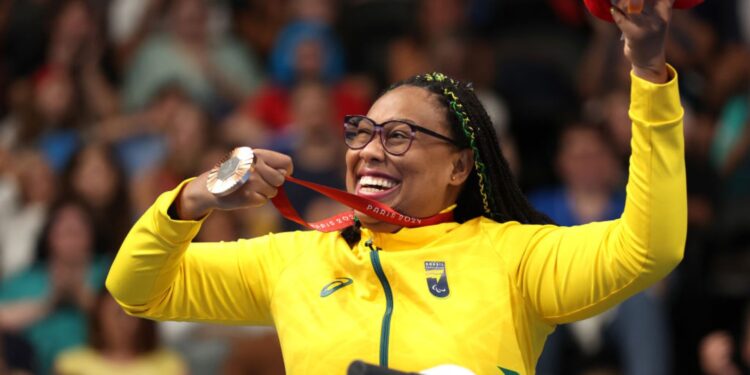 O Brasil manteve a tradição de conquistar medalhas diariamente na natação dos Jogos Paralímpicos e, neste sábado, no encerramento da modalidade em Paris, adicionou mais um bronze ao quadro.