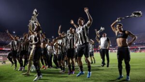 Jogadores do Botafogo comemoram com a torcida classificação nos pênaltis contra o São Paulo, no Morumbis