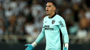 Gatito Fernandéz atua pelo Botafogo na Copa Sul-Americana de 2023, contra o Defensa y Justicia