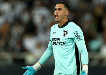 Gatito Fernandéz atua pelo Botafogo na Copa Sul-Americana de 2023, contra o Defensa y Justicia