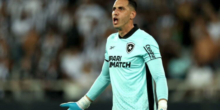 Gatito Fernandéz atua pelo Botafogo na Copa Sul-Americana de 2023, contra o Defensa y Justicia