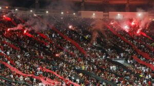 Torcida do Flamengo em jogo do Maracanã. Créditos: depositphotos.com / thenews2.com