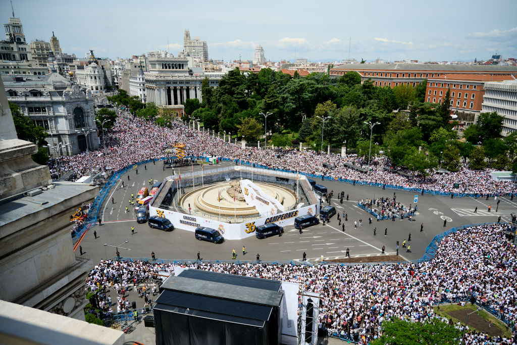 Torcedores do Real Mrid se reúnem ao redor da Fonte Cibeles para receber o ônibus dos jogadores com a taça da La Liga