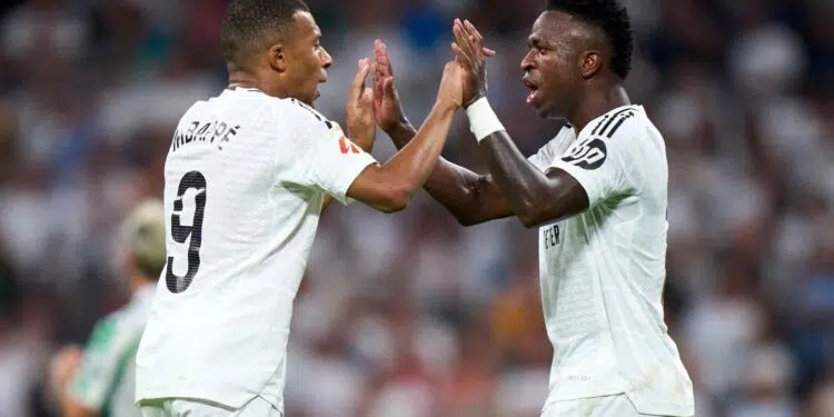 Mbappé e Vinicius Júnior comemorando gol juntos (Crédito: Getty Images)