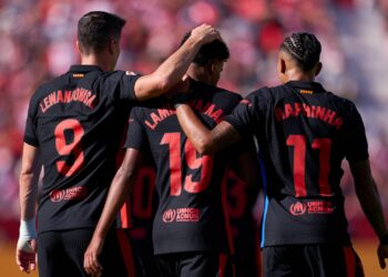 Lewandowski, Lamine Yamal e Raphinha comemorando gol juntos, em jogo de LALIGA