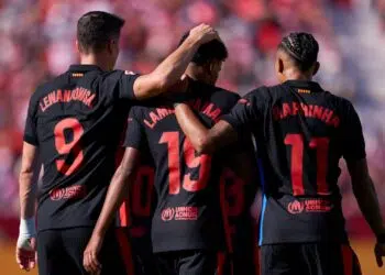 Lewandowski, Lamine Yamal e Raphinha comemorando gol juntos, em jogo de LALIGA