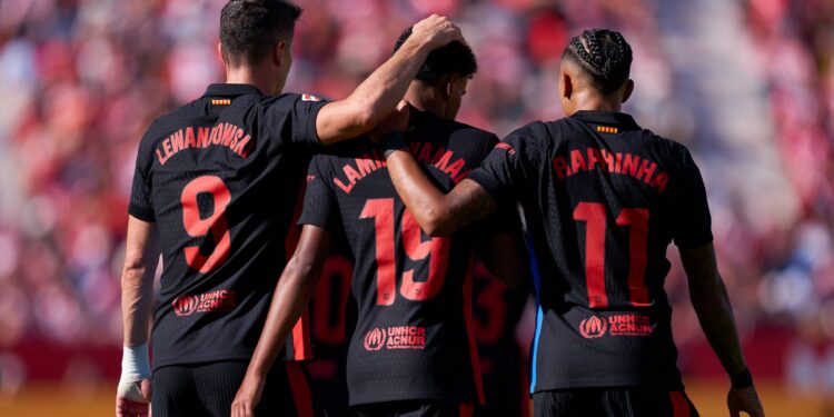 Lewandowski, Lamine Yamal e Raphinha comemorando gol juntos, em jogo de LALIGA