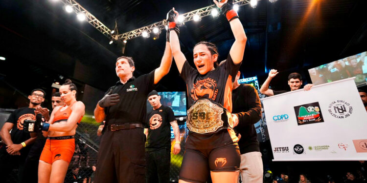 Yana Gadelha venceu a luta principal do Shooto Brasil - Foto: Marcell Fagundes