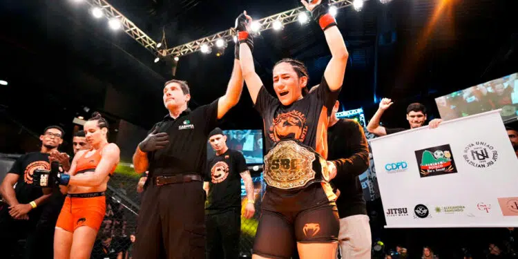 Yana Gadelha venceu a luta principal do Shooto Brasil - Foto: Marcell Fagundes