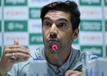 Abel Ferreira comemora vitória e se desculpa com jornalista